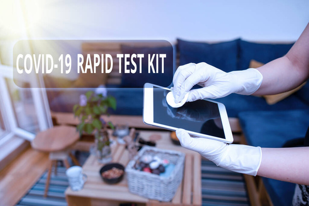 Kézírás szöveg írás Rapid Test Kit. Koncepció jelentése Sürgősségi orvosi diagnosztikai berendezések, amelyek gyors eredményeket adnak Fertőtlenítőszerrel vezérelt elektronikus modulok felületein belüli szennyeződés. - Fotó, kép