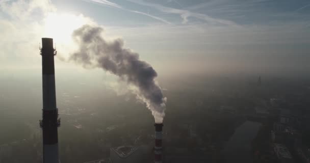 Inquinamento atmosferico in città. Vista aerea dello smog sulla città al mattino, camini fumatori dello stabilimento CHP e degli edifici della città - Breslavia, Polonia - Filmati, video