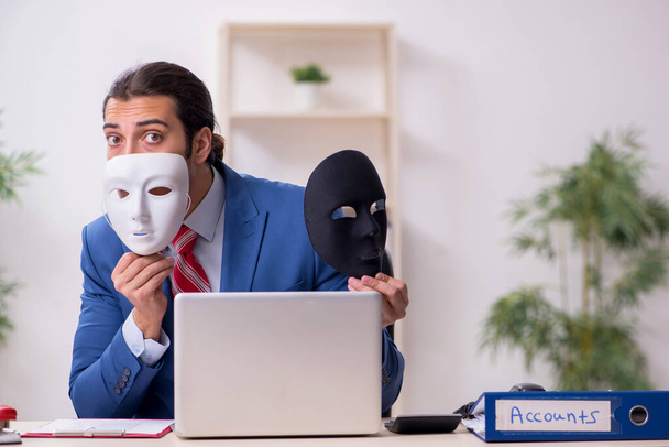 Mužský zaměstnanec s maskou v konceptu hipocrisy - Fotografie, Obrázek