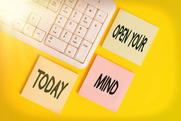 Handschriftlicher Text Open Your Mind. Konzept bedeutet, verschiedene Ideen oder Denkweisen verstehen zu können Farbige leere Papiere mit Kopierraum auf dem gelben Hintergrundtisch mit PC-Tastatur. - Foto, Bild
