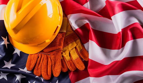 Šťastný svátek práce. Americká vlajka s různými stavebními nástroji, s kopírovacím prostorem pro text. - Fotografie, Obrázek
