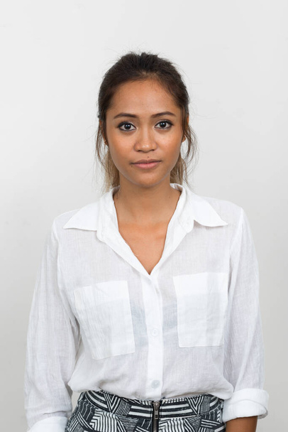 Studio shot de jeune belle femme d'affaires asiatique aux cheveux bruns sur fond blanc - Photo, image