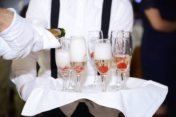 Glas champagne met aardbeien op achtergrond - Foto, afbeelding