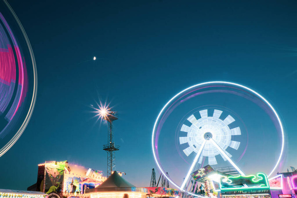 Ferris wiel bewegen 's nachts doen lichtverven - Foto, afbeelding