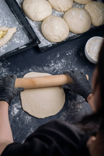  Farina di frumento, pochi tipi di formaggio, latte, uova, grattugia preparazione per fare la torta, pizza, cottura. Il processo di cottura Adjaruli Khachapuri. Ricetta aiutante Khachapuri - pane al formaggio georgiano. - Foto, immagini