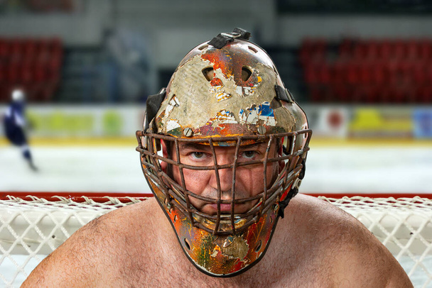 Brankář ve staré hokejové masce na pozadí hokejového hřiště - Fotografie, Obrázek