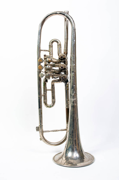 Beyaz arka planda izole edilmiş gümüş trompet. Müzik aleti değeri - Fotoğraf, Görsel