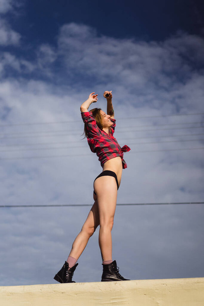 young woman in good physical shape against the sky, dam - Foto, Imagem