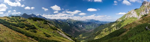 Panorama des montagnes d'été
 - Photo, image