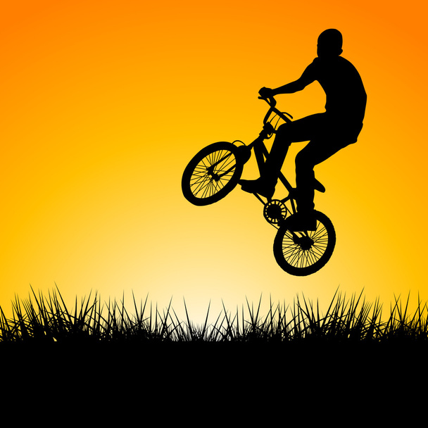 日没の跳躍のバイクのシルエット - 写真・画像