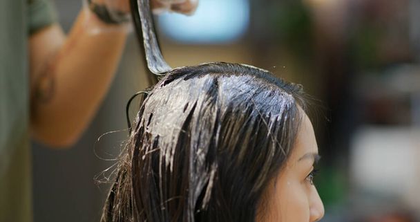 Woman dye her hair at beauty salon - Photo, Image