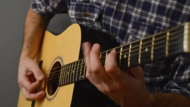 Man playing acoustic guitar, - Záběry, video