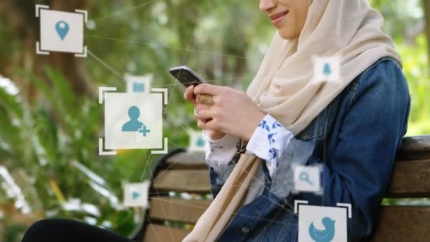 Animacja ikon pływających z siecią połączeń nad mieszaną rasową kobietą noszącą hidżab. Koncepcja globalnych połączeń w sieciach społecznościowych Kompozyt cyfrowy. - Materiał filmowy, wideo