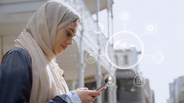 Animation von Ikonen, die mit Netz von Verbindungen und Globus über einer Frau mit Hijab schweben. Soziale Netzwerke globale Verbindungen Konzept digitaler Verbund. - Filmmaterial, Video