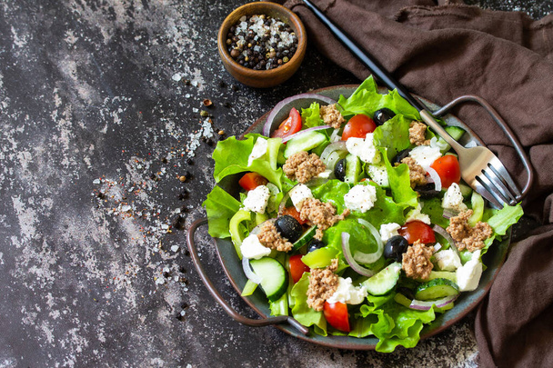 Egészséges nyári ebéd. Görög saláta konzerv tonhallal, zöldséggel és salátával a pult tetején. Fénymásolási hely. - Fotó, kép