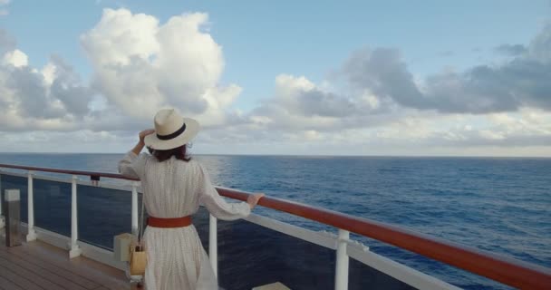 Bir yolcu gemisinde genç bir yolcu. Siyah Sihirli Sinema Kamerasında Çekim - Video, Çekim