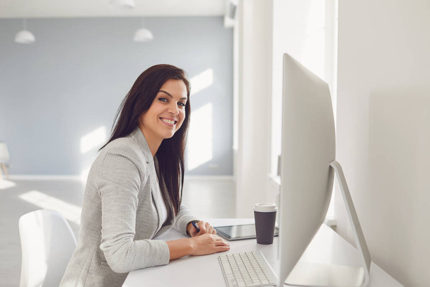 Stylish brunette business woman smiling cute while standing in the office - Φωτογραφία, εικόνα