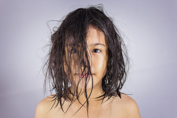 Petite fille aux cheveux mouillés
 - Photo, image