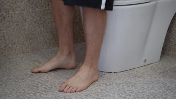 Egy férfi ül a WC-n. - Felvétel, videó