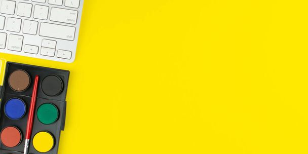 Χρωματική παλέτα και πληκτρολόγιο σε κίτρινο φόντο. Κάτοψη με χώρο αντιγραφής. Χώρος εργασίας του ζωγράφου. - Φωτογραφία, εικόνα