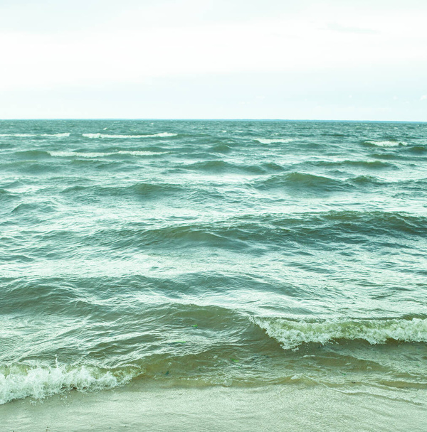 Hullámok a homokos strandon közelkép - Fotó, kép