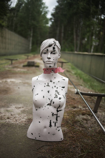 сломанный манекен на стрельбище
 - Фото, изображение