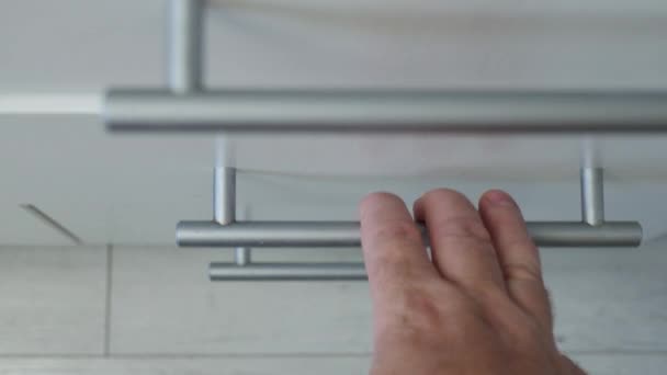 Großaufnahme Mann Hände tragen weiße Haushaltshandschuhe Reinigt und desinfiziert Küche und Badezimmermöbel - Filmmaterial, Video