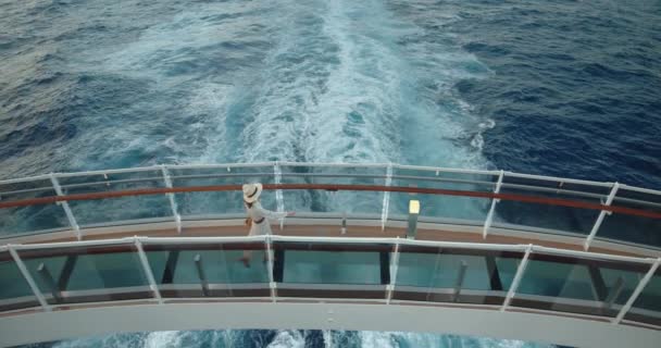 Gemide koşan elbise giymiş genç bir yolcu. Siyah Sihirli Sinema Kamerasında Çekim - Video, Çekim