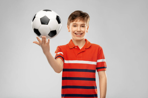 šťastný usměvavý chlapec drží fotbalový míč - Fotografie, Obrázek