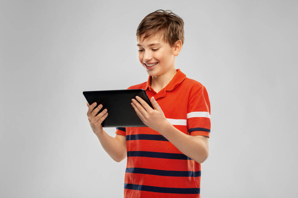 feliz sorrindo menino usando tablet computador
 - Foto, Imagem