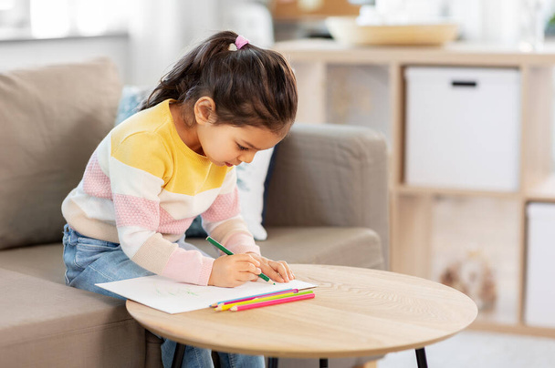 niña dibujando con lápices para colorear en casa - Foto, Imagen