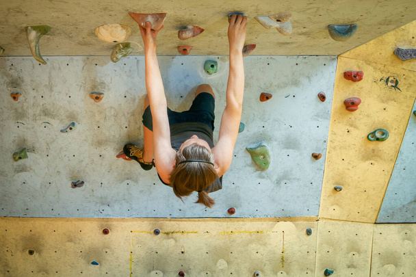 Teenager trainiert Klettern an Indoor-Kletterwand - Foto, Bild