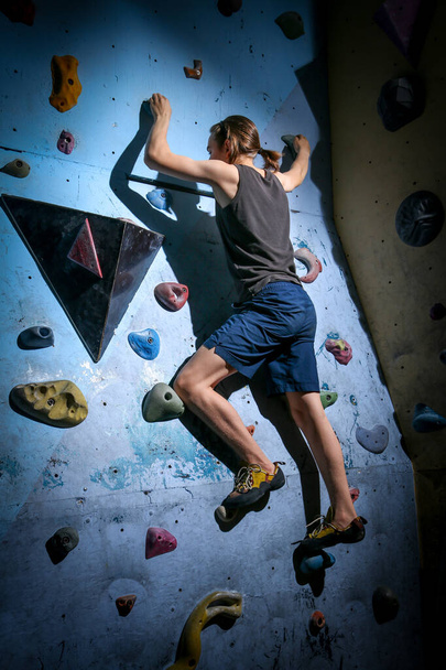 Genç çocuk üzerinde kapalı tırmanma duvarı tırmanma eğitimi - Fotoğraf, Görsel
