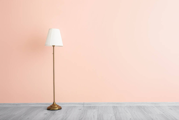 Lamp in de buurt kleur muur in de kamer - Foto, afbeelding