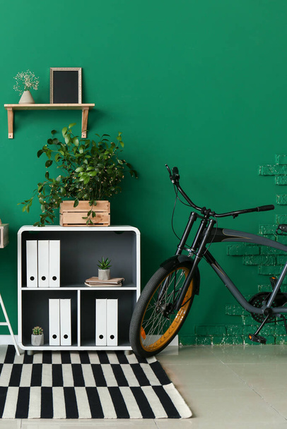 Стильный интерьер комнаты с велосипедом - Фото, изображение