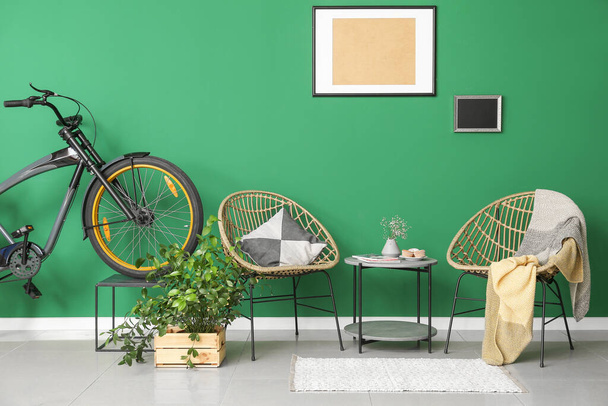 Стильный интерьер комнаты с велосипедом - Фото, изображение