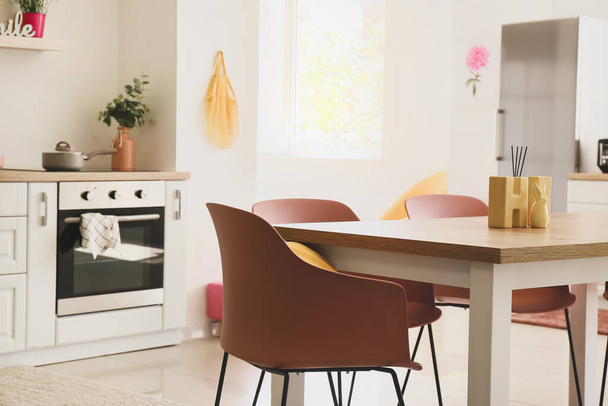 Puhdas ruokapöytä modernissa keittiössä - Valokuva, kuva
