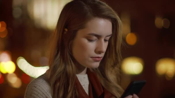 Konzentrierte Dame beim SMS-Schreiben im Freien. Ernstes Mädchen sucht Handy-Bildschirm - Filmmaterial, Video