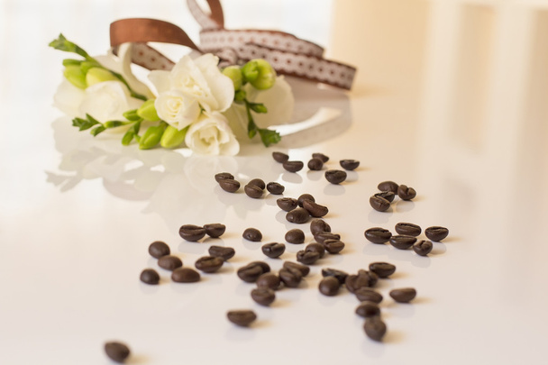 розкидані коричневі кавові зерна на столі
 - Фото, зображення