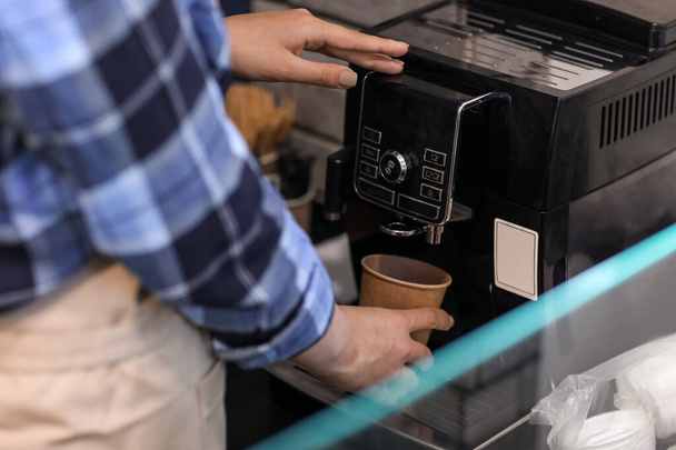 Barista preparando café aromático fresco en la cafetería, primer plano
 - Foto, Imagen