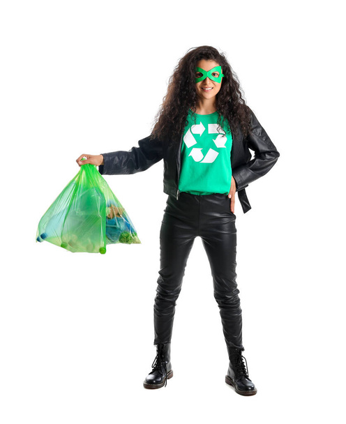 Frau verkleidet als Öko-Superheld mit Müllsäcken auf weißem Hintergrund - Foto, Bild