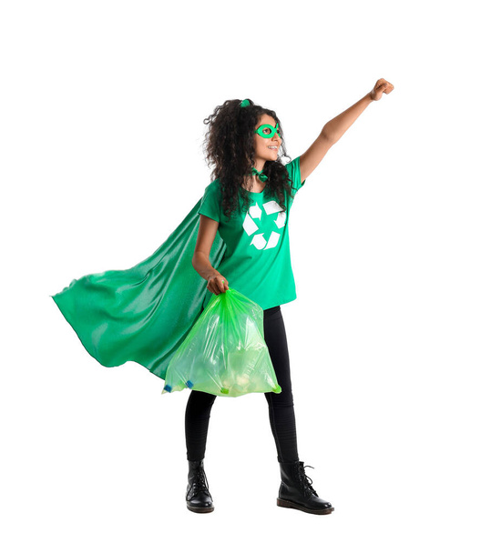 Kobieta ubrana jak eko superbohater z workiem na śmieci na białym tle - Zdjęcie, obraz