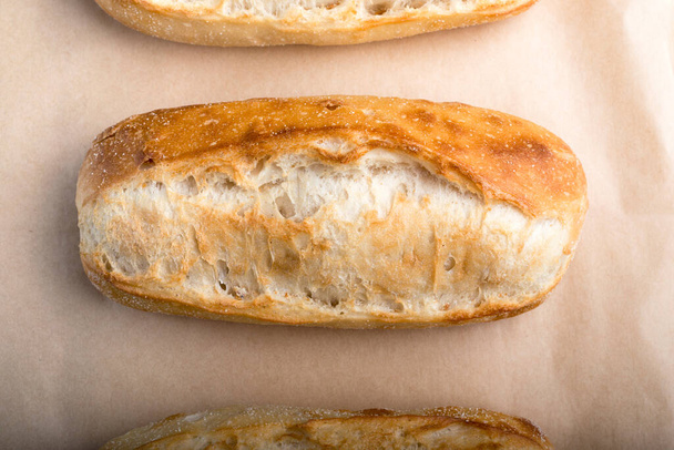 Rolos de pão franceses sucessivamente em papel de cozedura
. - Foto, Imagem