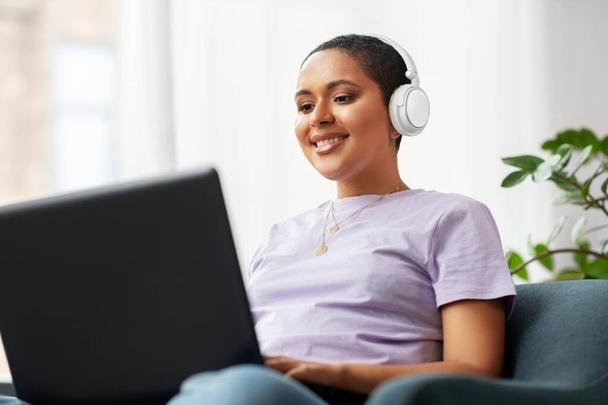 woman with laptop listening to music at home - Foto, Imagen