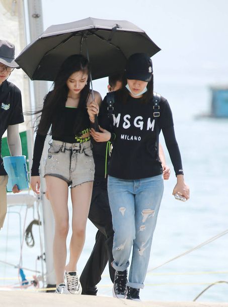 Chinese singer Wu Xuanyi, left, is captures recoding a program in Sanya city, south China's Hainan province, 13 July 2020. *** Local Caption *** fachaoshi - Foto, afbeelding