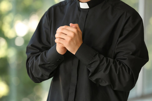 Sacerdote masculino rezando en casa
 - Foto, imagen
