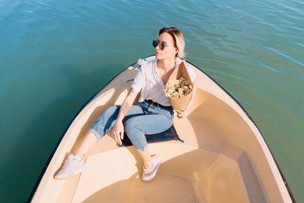 Μοντέρνα γυναίκα με γυαλιά ηλίου στο σκάφος - Φωτογραφία, εικόνα