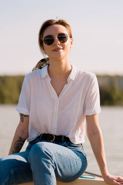 Modna kobieta w okularach słonecznych na łodzi - Zdjęcie, obraz