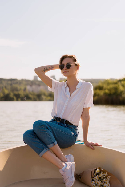 Mulher na moda em óculos de sol no barco
 - Foto, Imagem