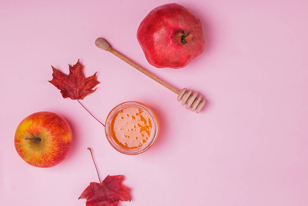 Apple, honey and pomegranate symbols of rosh hashanah holiday - Fotografie, Obrázek
